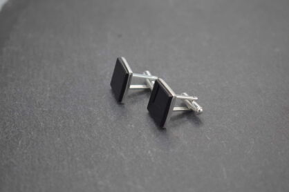 Srebrne spinki do mankietów z onyksem – klasyczna elegancja