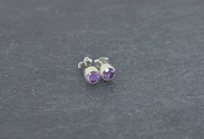 Małe Kolczyki Ametyst Fasetowany Sztyft Srebro 925