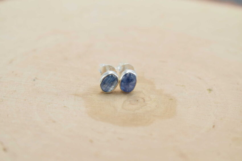 Kolczyki srebrne 925 kianit cyjanit niebieski owal sztyfty minimalistyczne