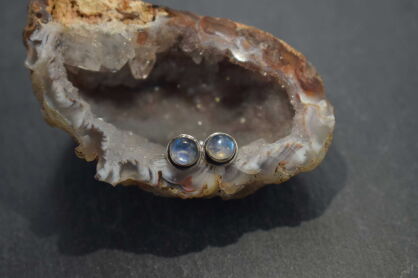 Kolczyki z kamieniem księżycowym srebro 925 minimalistyczne sztyfty