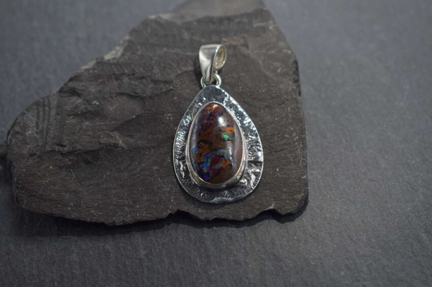 Srebrny wisior z australijskim opalem boulder światło zamknięte w kamieniu srebro 925