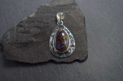 Srebrny wisior z australijskim opalem boulder światło zamknięte w kamieniu srebro 925