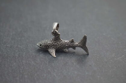 Srebrna zawieszka rekin 925 rekin, oksydowane srebro, biżuteria morska