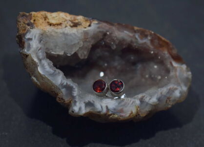 Małe kolczyki z naturalnym granatem (5 mm) Sztyft Srebro 925