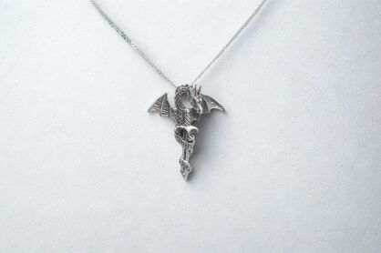 Wisiorek smok z mieczem srebro 925 – symbol mocy i odwagi