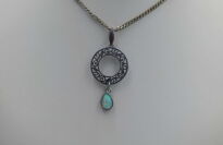 Wisior srebrny z opalem etiopskim ażurowe kółko oksydowane srebro 925 - 10