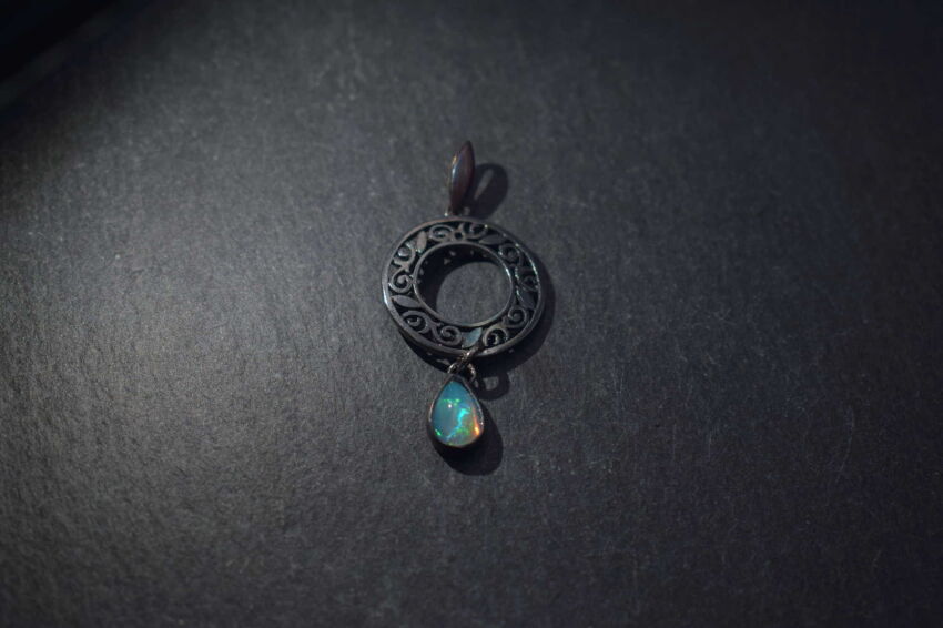 Wisior srebrny z opalem etiopskim ażurowe kółko oksydowane srebro 925