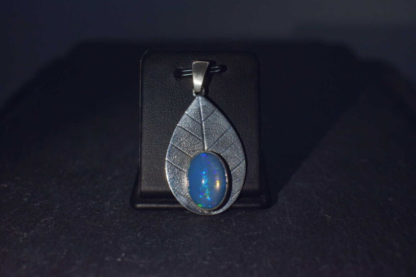 Srebrny wisiorek liść z naturalnym opalem etiopskim ręcznie robiony