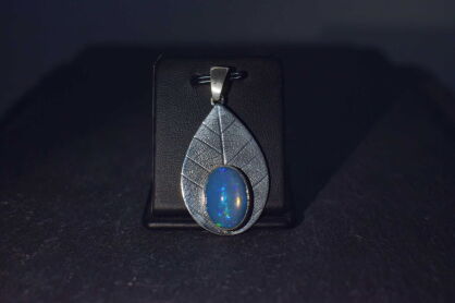 Srebrny wisiorek liść z naturalnym opalem etiopskim ręcznie robiony