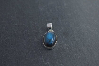 Srebrna zawieszka z labradorytem owal, intensywna niebieska iryzacja Srebro 925