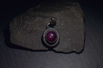 Zawieszka z rubinem gwiaździstym oksydowane srebro 925 rękodzieło