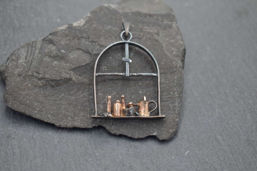 Wisiorek srebrny z motywem okna i naczyń srebro 925 Rekodzieło
