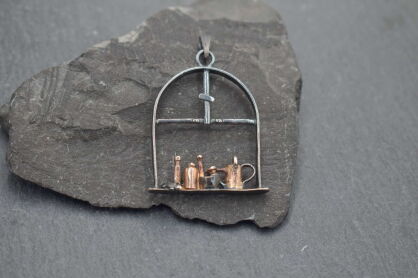 Wisiorek srebrny z motywem okna i naczyń srebro 925 Rekodzieło