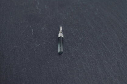 Turmalin zielony naturalny surowa zawieszka srebro 925 rękodzieło unikat