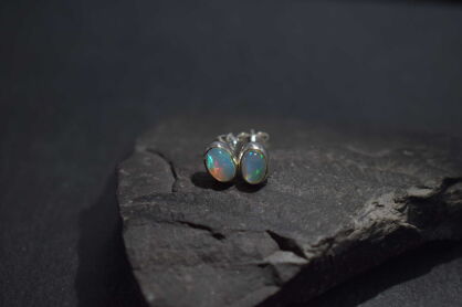 Srebrne kolczyki z naturalnym opalem etiopskim owalne srebro 925